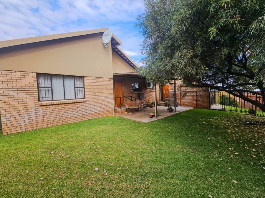 2 Bedroom Property for Sale in Langenhovenpark Free State